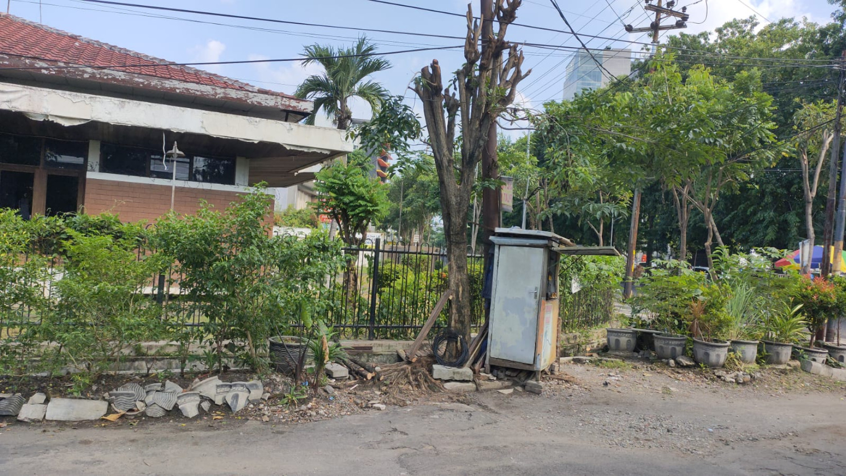 Dijual Rumah Hitung Tanah Raya Dharmahusada - Luas 1500 m2 (30x50)- Komersial Area cocok buat Segala Usaha- Lokasi Hook - SHM