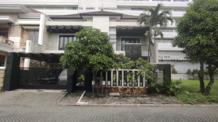 Dijual Rumah 2 lantai di Graha Family Surabaya