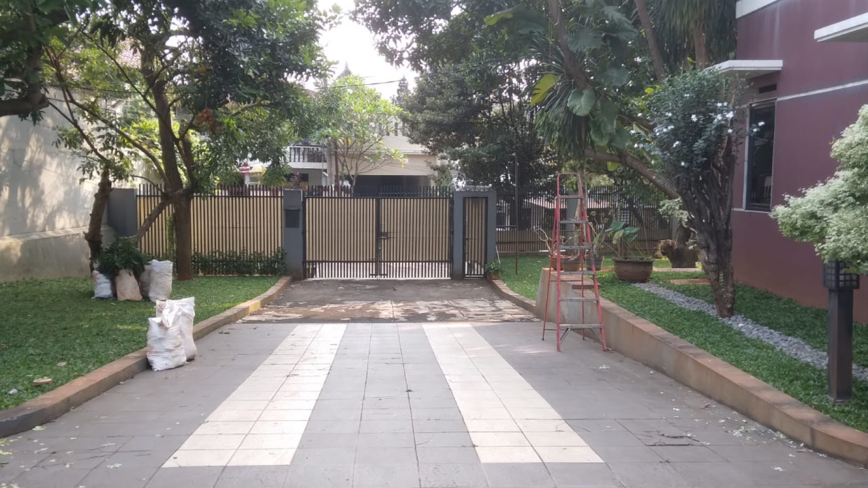 Rumah dengan Halaman Luas, Bisa untuk Usaha di Bintaro Sektor 2.