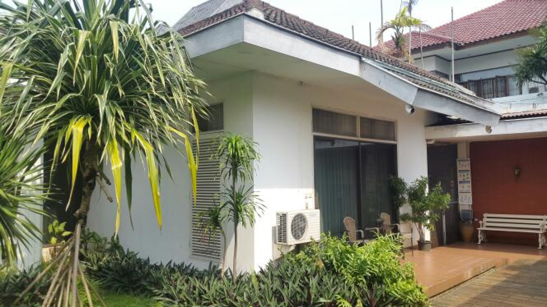 Rumah Asri,Bagus,ada kolam renang di Cilandak Timur Jakarta Selatan.