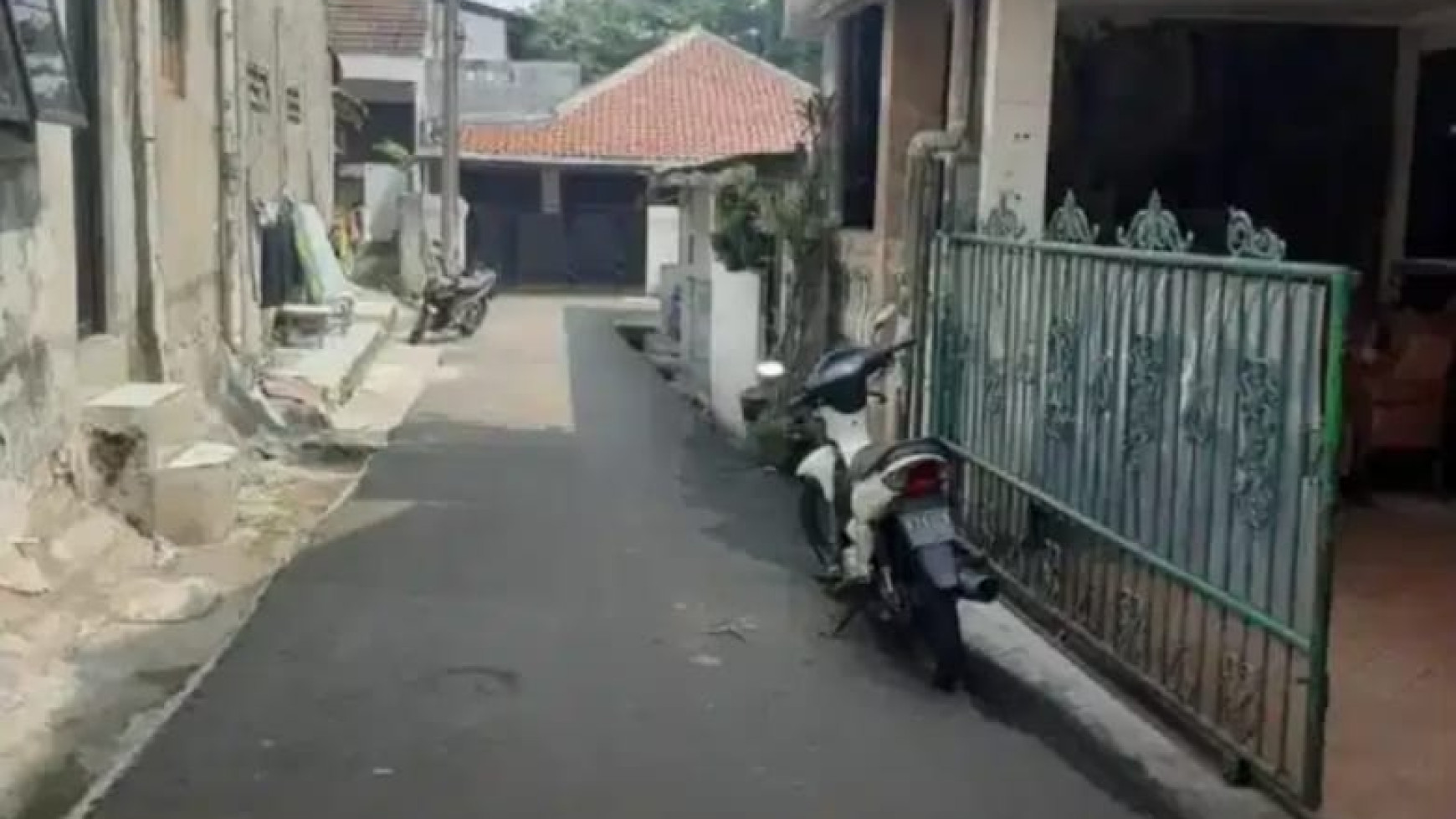 Rumah 2 lantai murah ,strategis,hitung Tanah saja di Meruya Kembangan