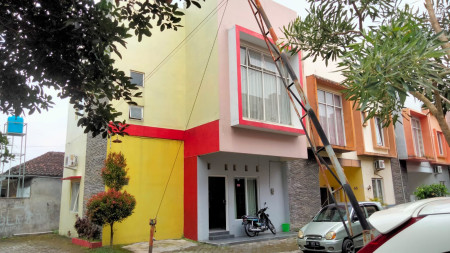 Rumah / Kostel 4 Kamar Dekat Gembiraloka Zoo Tengah Kota Umbulharjo Yogyakarta