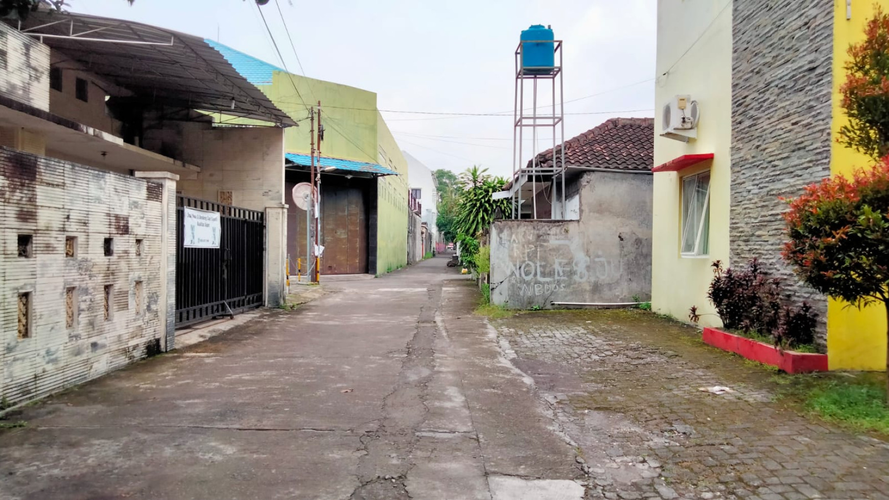 Rumah / Kostel 4 Kamar Dekat Gembiraloka Zoo Tengah Kota Umbulharjo Yogyakarta