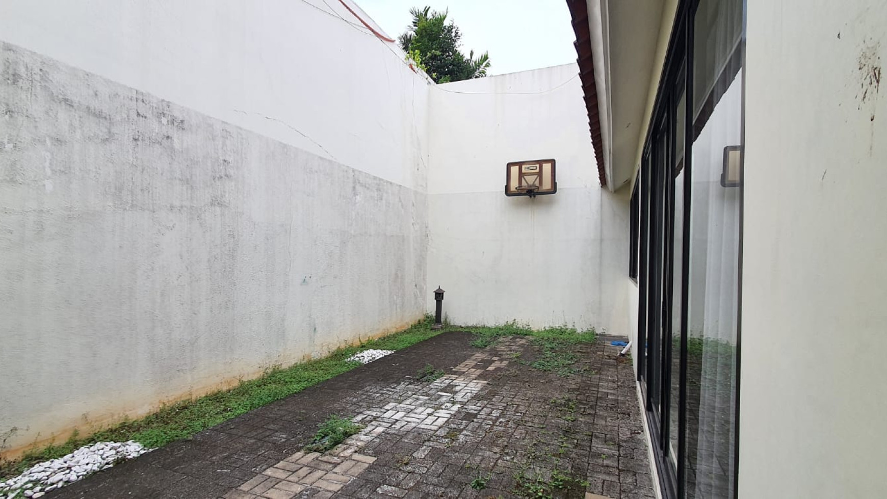 Rumah asri dan nyaman dengan lokasi strategis di Kemang / Ampera