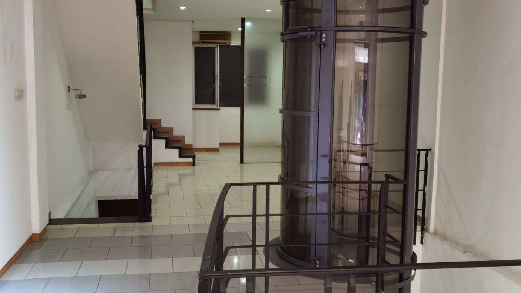 Ruko depan jalan besar Cocok Untuk Kantor/ usaha  di Panglima Polim Raya , Kebayoran Baru, Jakarta Selatan. 