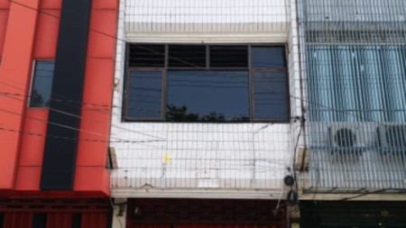 Disewakan Ruko 3 lantai di Jalan Raya Dharmahusada Surabaya