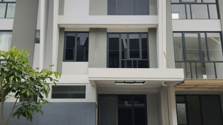 Dijual Rumah Baru Royal Residence Serenade Wiyung Surabaya- 3 K.Tidur - 3 Lantai - SHM