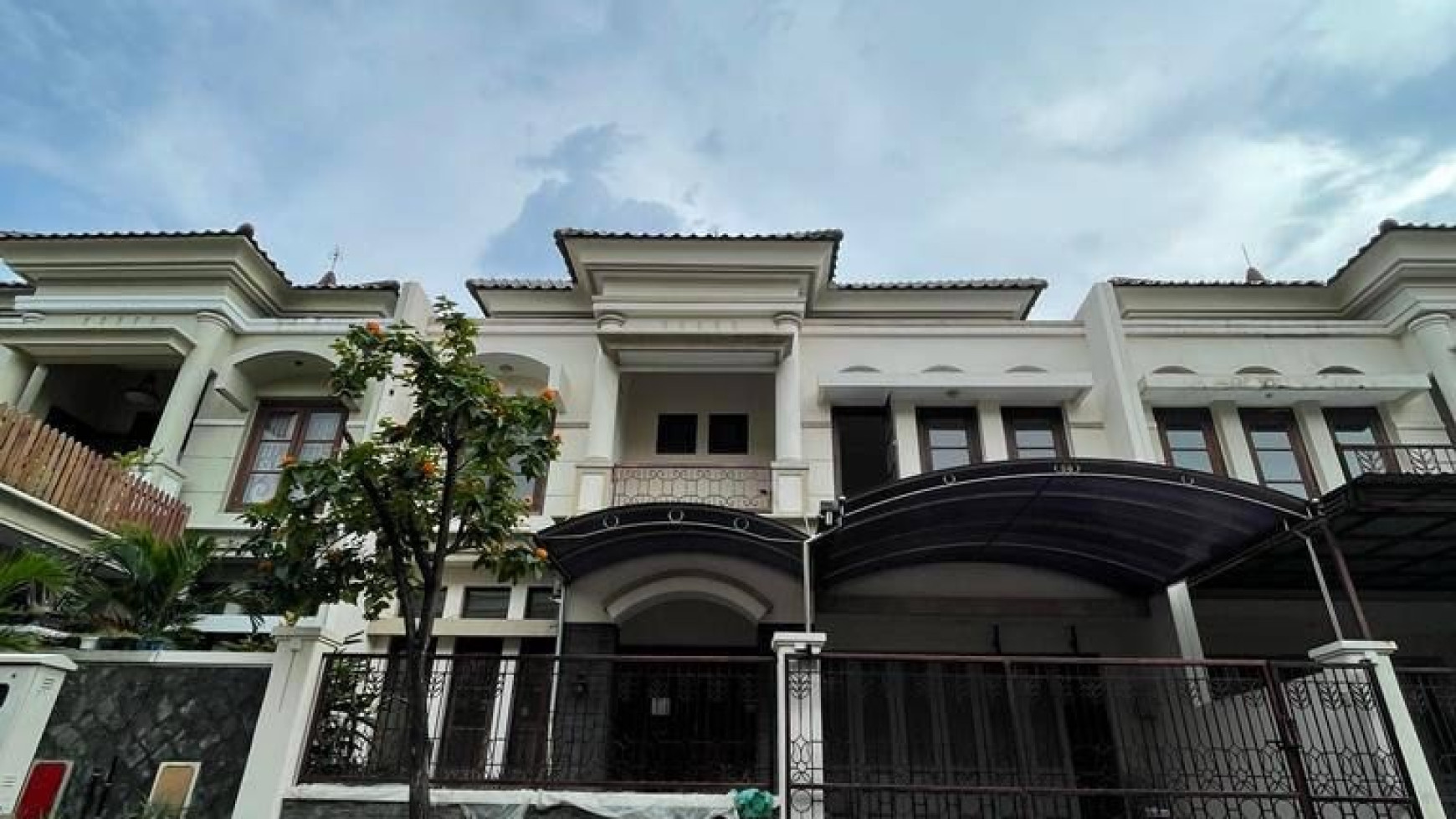 Disewakan Rumah 2 lantai di Central Park A Yani Surabaya