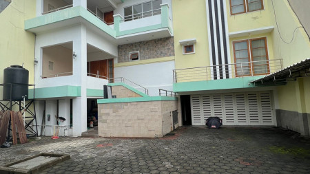 Dijual Rumah Graha Family Bangunan 3 Lantai Famili Kawasan Elite Surabaya Barat