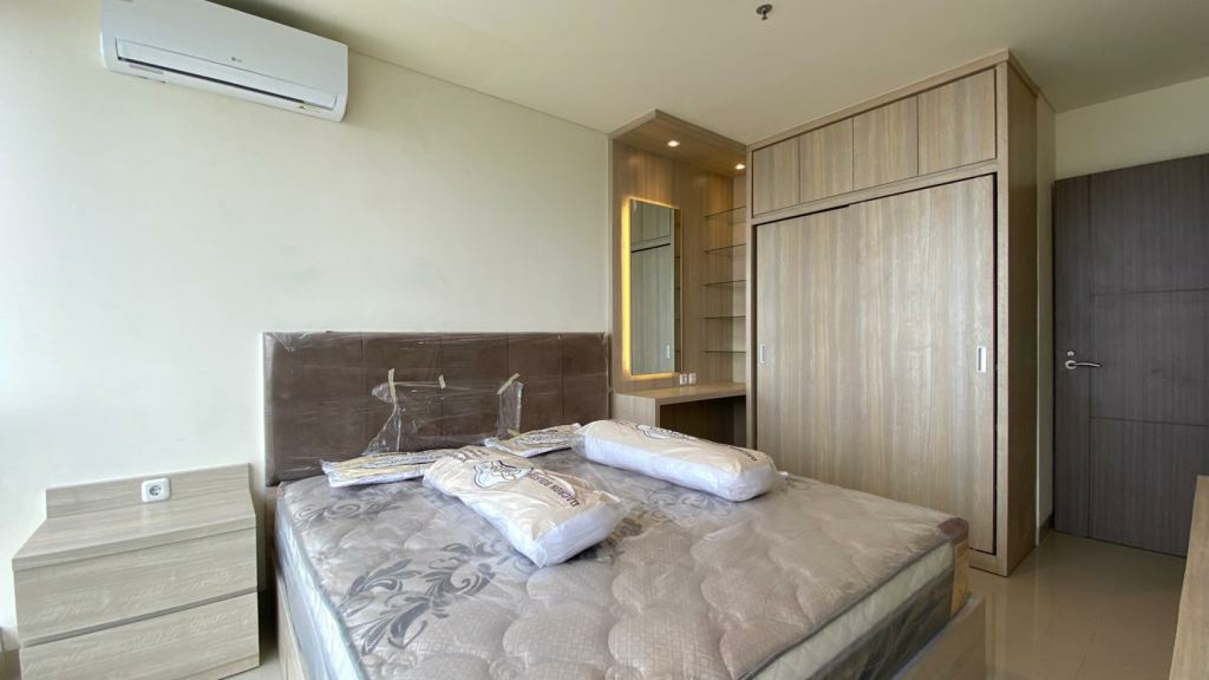 Dijual Apartemen PRAXIS Surabaya Pusat - 1 Bedroom Baru Full Furnished New + Elektronik lengkap Strategis dekat Tunjungan Plaza, Perkantoran Panglima Sudirman