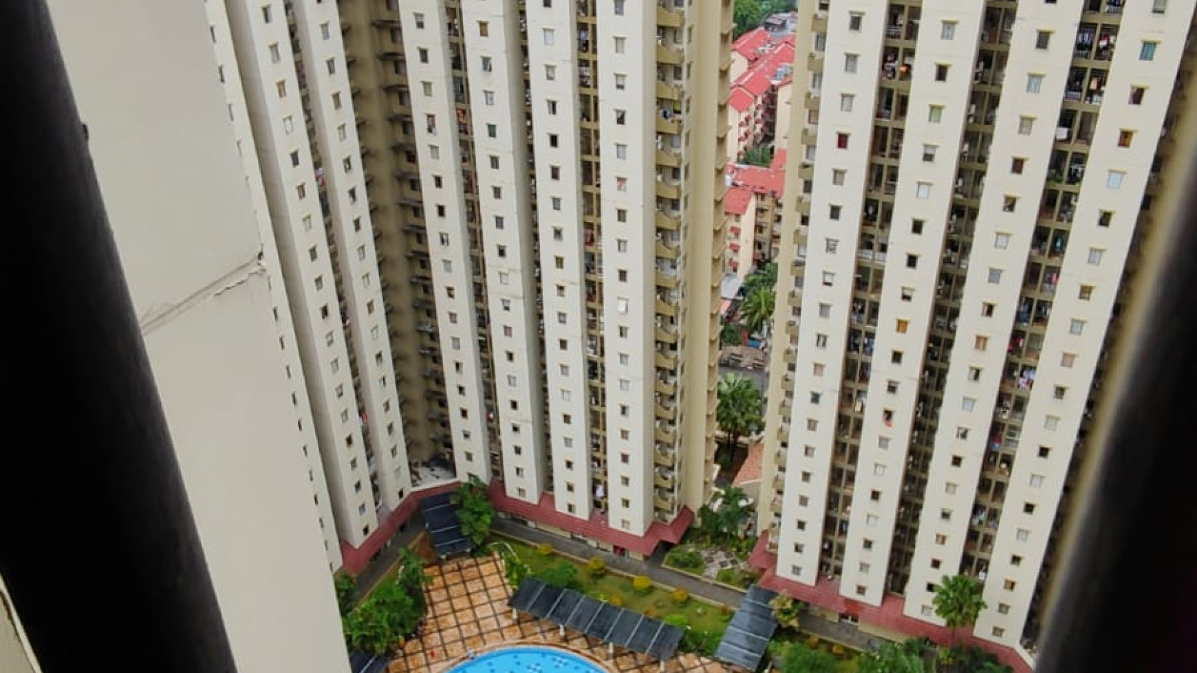 Dijual Apartemen Mediterania Palace Kemayoran Balkon dan jendela kamar hadap timur view swimming pool