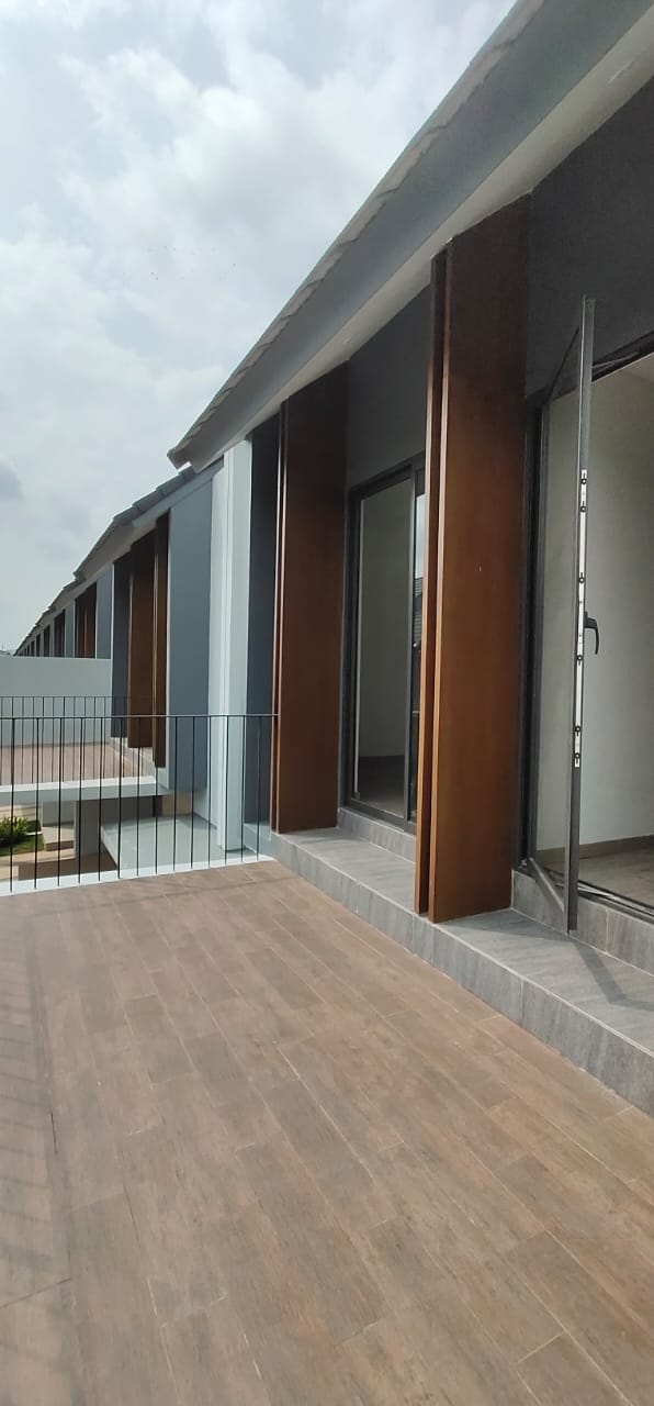 rumah brand new with balcony murah di wisteria cakung