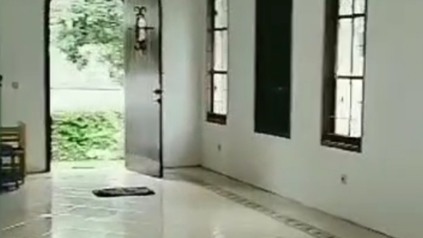 Hot Rent. Rumah Mewah Di Royal Serpong Village, Serpong.
