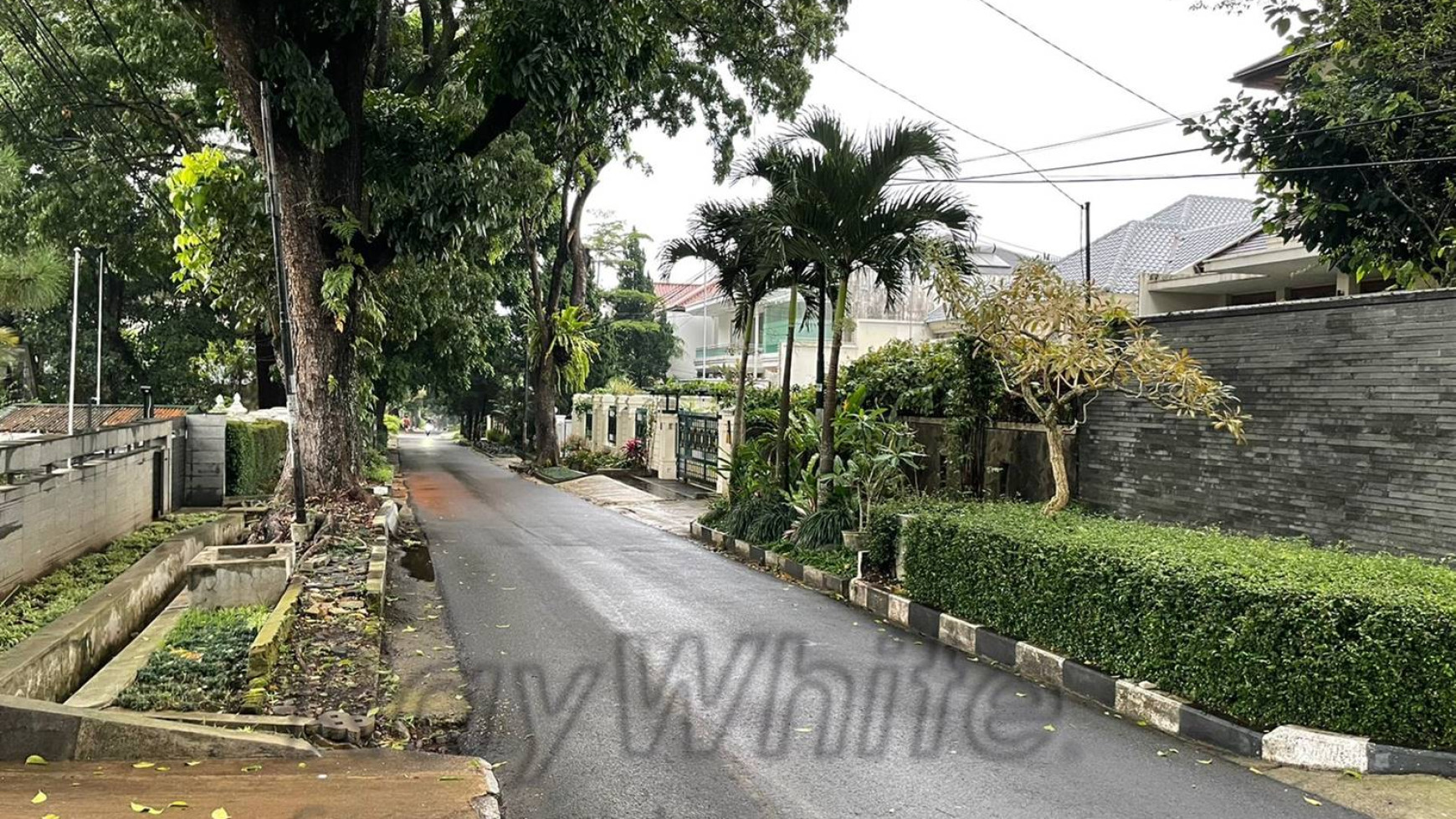 Rumah Tua Hitung Tanah Hegarmanah Bandung Luas 1090m Perumahan Elit