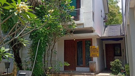 Rumah ahalaman belakang luas di The Green