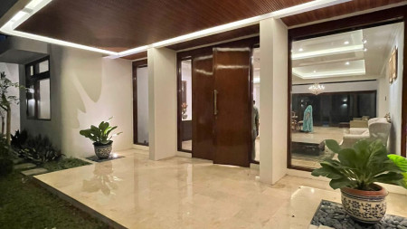 Rumah Luas Sangat Siap Huni Fully Furnished Di Area Elite Permata Hijau