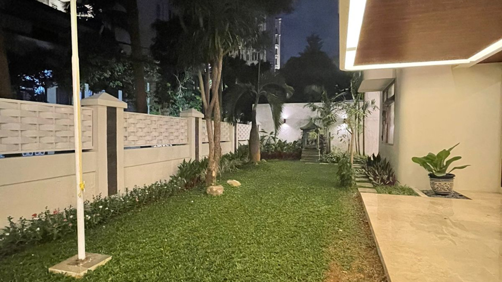 Rumah Luas Sangat Siap Huni Fully Furnished Di Area Elite Permata Hijau