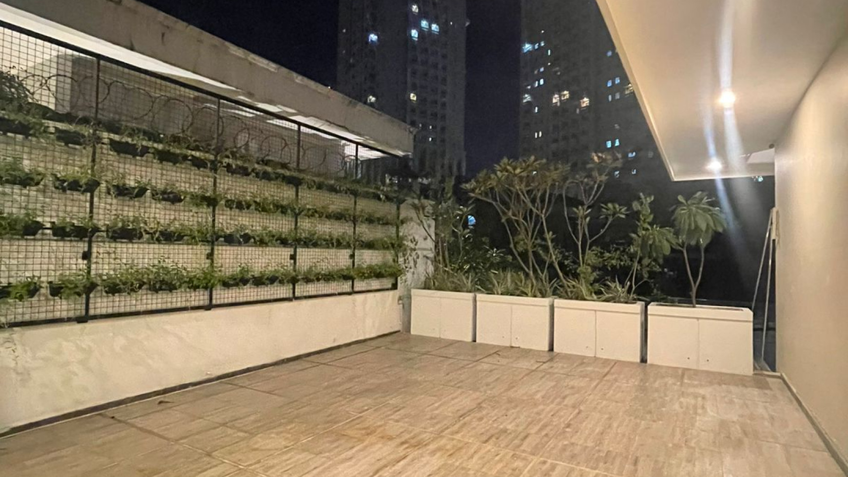 Rumah Luas Sangat Siap Huni Fully Furnished Di Area Elite Permata Hijau