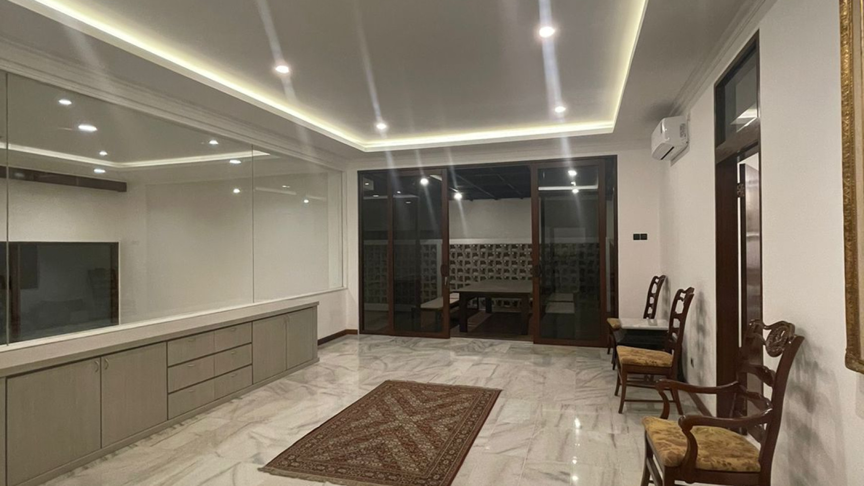 Rumah Luas Sangat Siap Huni Fully Furnished Di Area Elite Permata Hijau