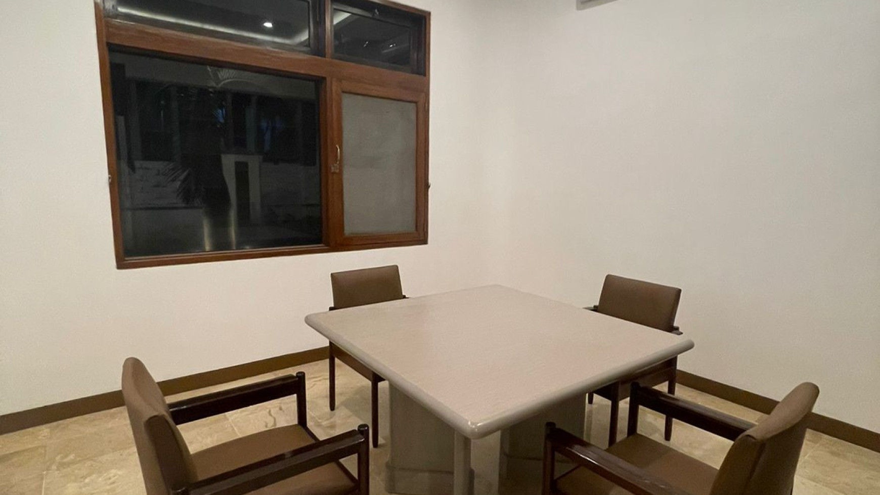 Rumah Luas Sangat Siap Huni Fully Furnished Di Area Elite Permata Hijau