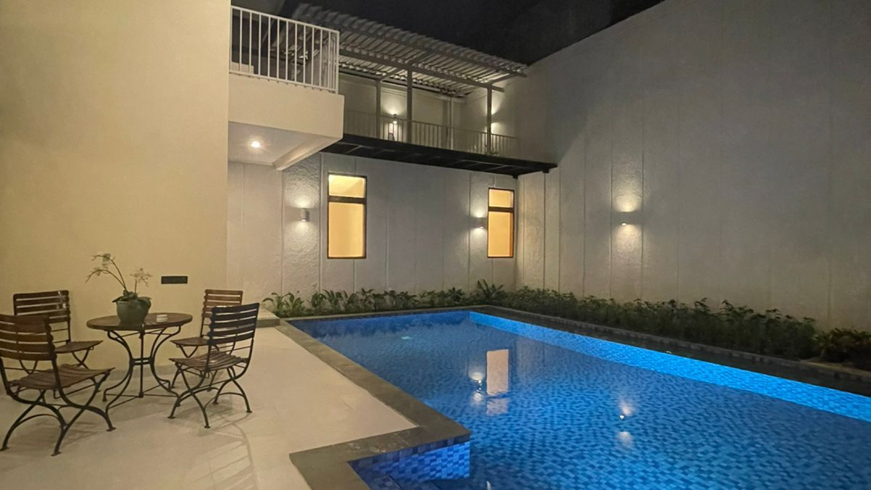 Rumah Luas Sangat Siap Huni Fully Furnished Di Area Elite Permata Hijau