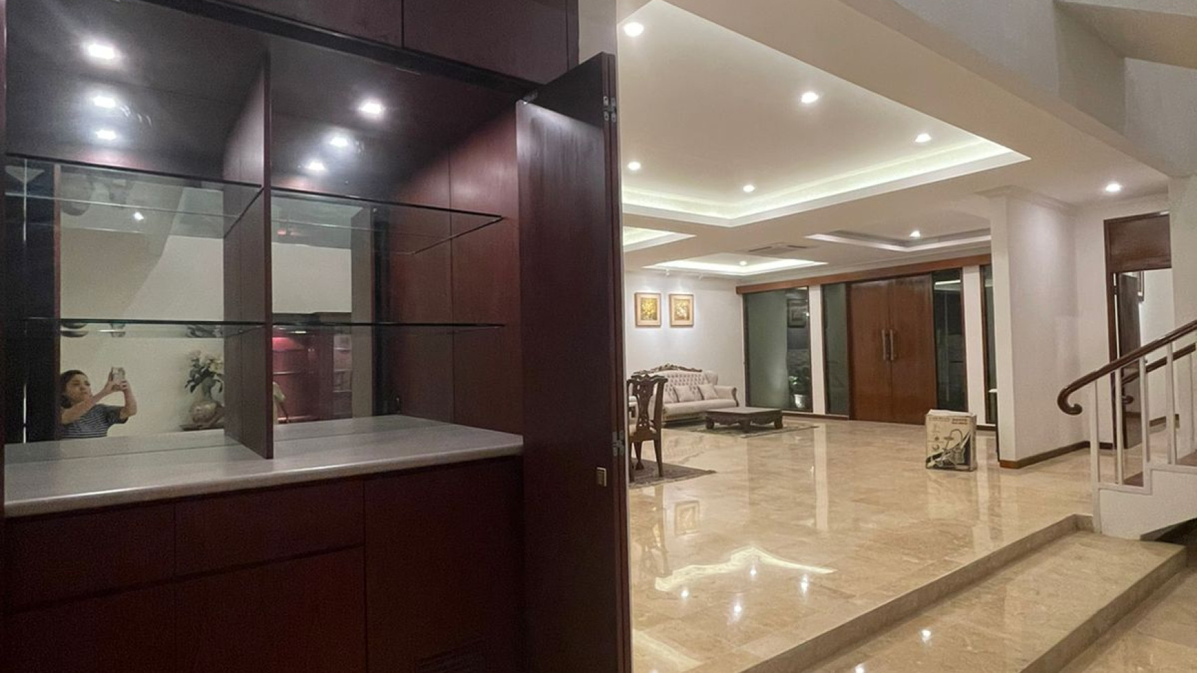 Rumah Luas Sangat Siap Huni Fully Furnished Di Area Elite Permata Hijau