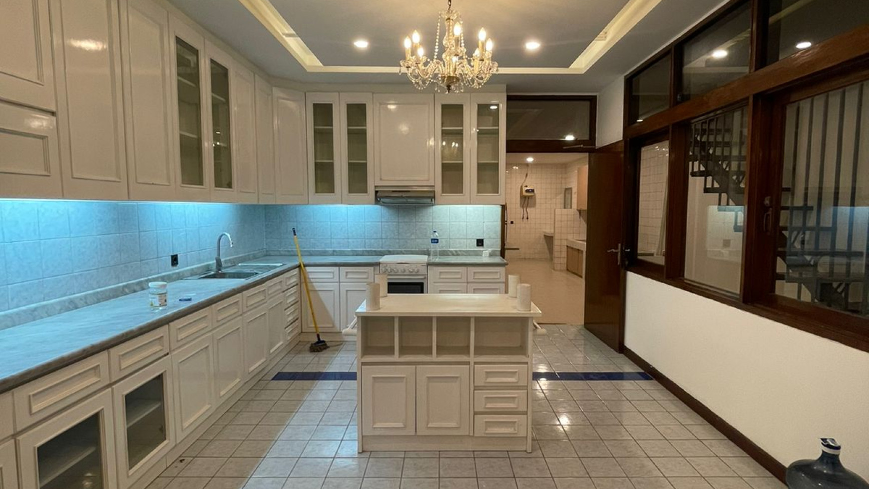 Rumah Luas Sangat Siap Huni Fully Furnished Di Area Elite Permata Hijau