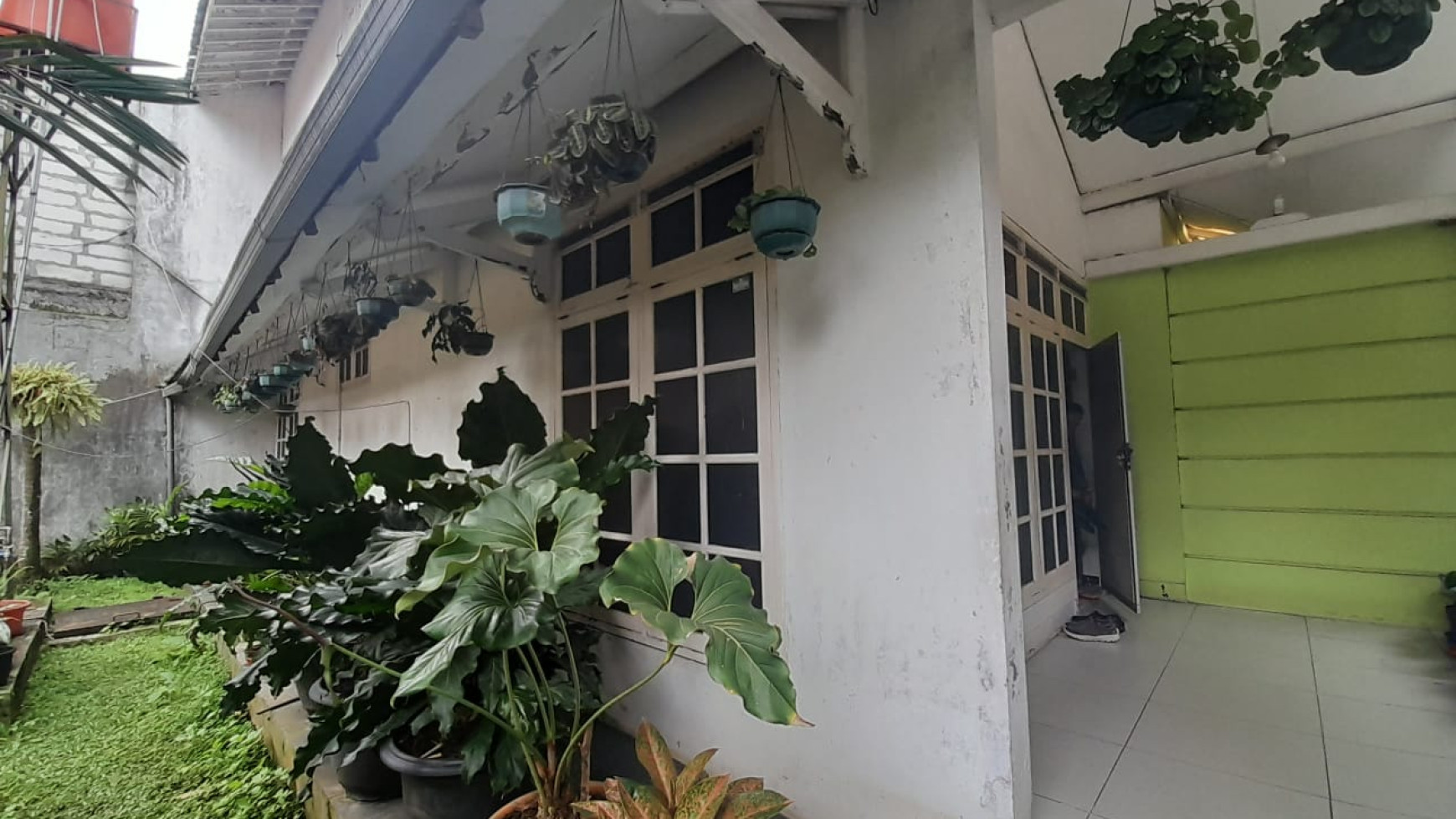 Rumah Asri dan Terawat di jl Sariasih, Bandung Utara