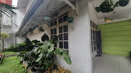 Rumah Asri dan Terawat di jl Sariasih, Bandung Utara