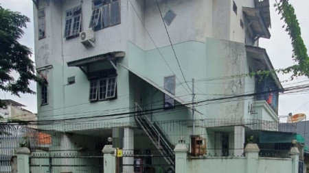 Dijual Ruko 3 lantai SHM di Jalan Raya Pattimura Surabaya Barat