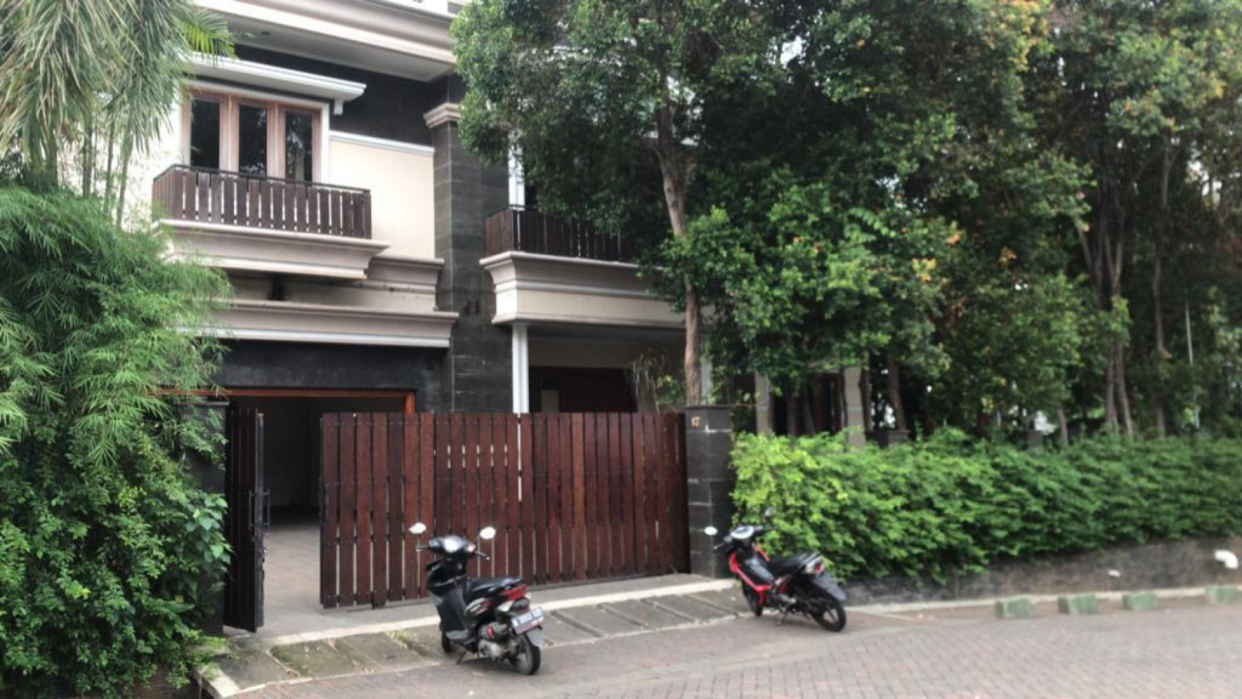 Rumah Asri Bukit Gading Villa Komplek Kintamani, Kelapa Gading