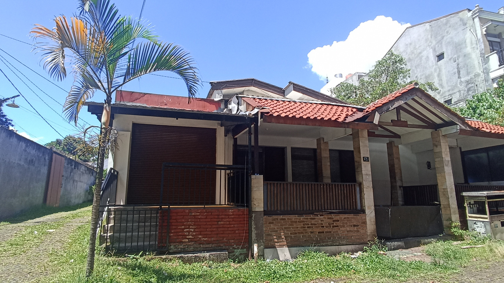 Rumah Hitung Tanah di Mainroad Cihampelas, Bandung