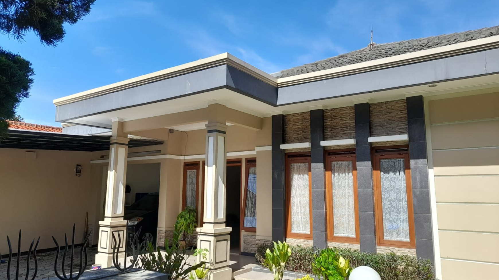 Rumah Nyaman Semi Furnished di Bumi Sariwangi, Bandung