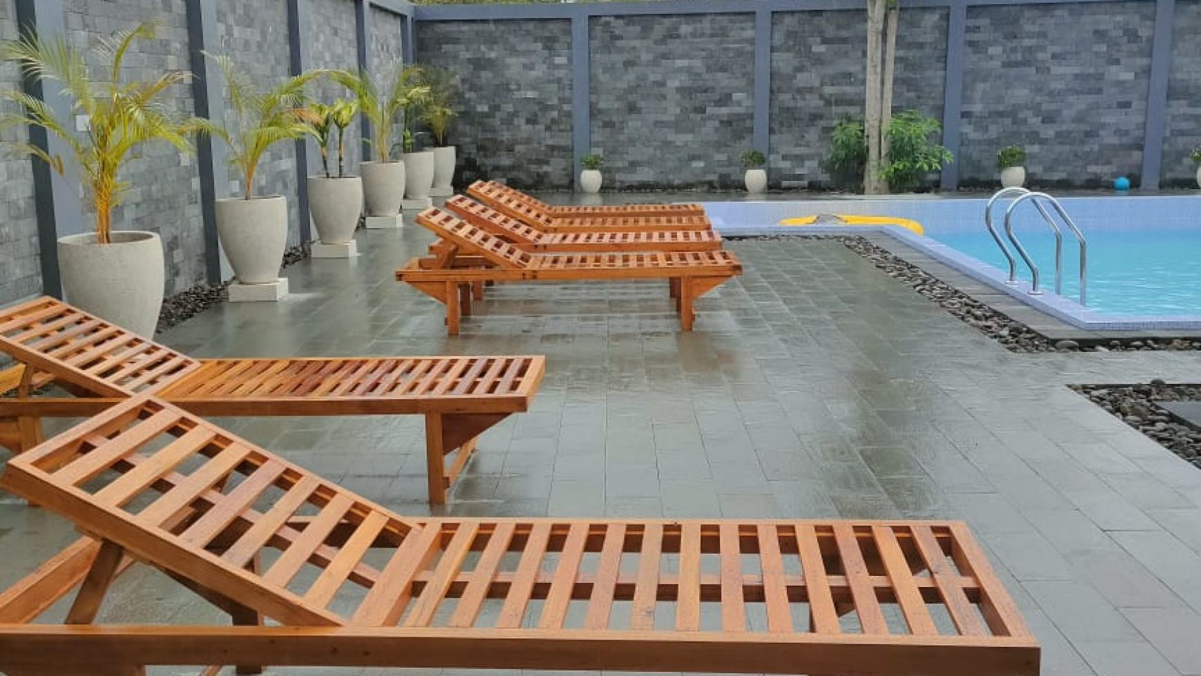 RUMAH CANTIK BERKONSEP VILLA + KOLAM RENANG DI PALIYAN, GUNUNG KIDUL