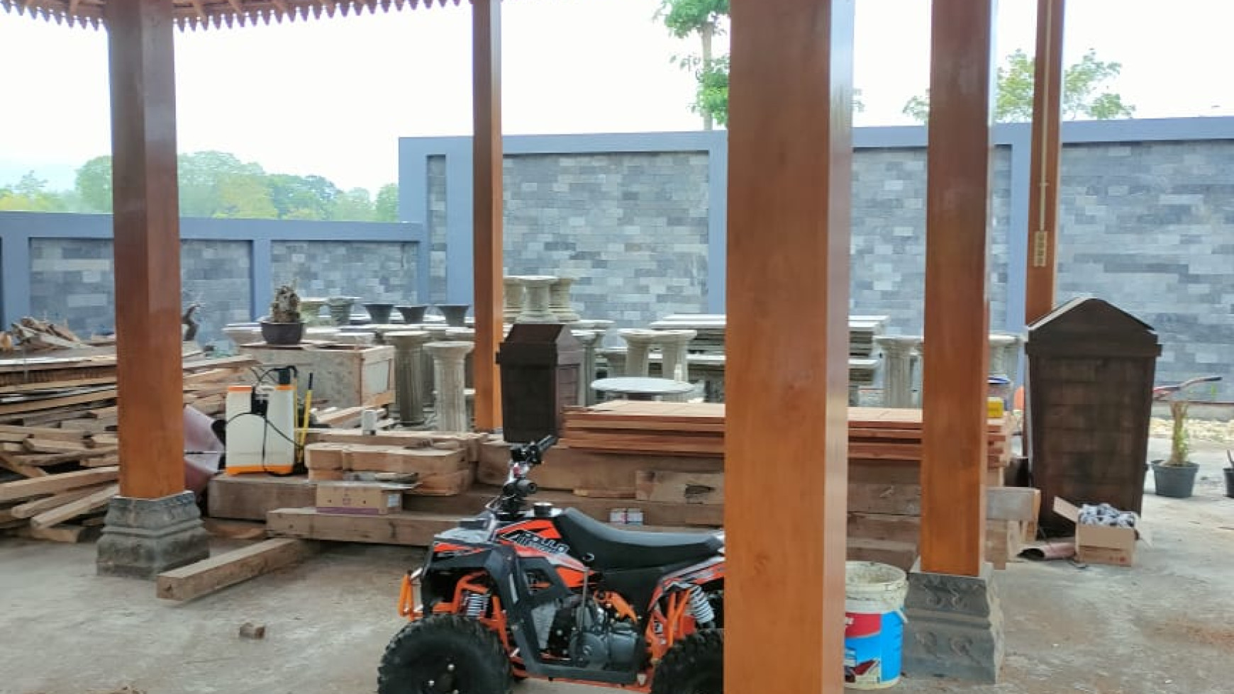 RUMAH CANTIK BERKONSEP VILLA + KOLAM RENANG DI PALIYAN, GUNUNG KIDUL