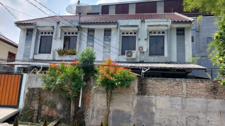 4 rumah di atas 1 lahan, cocok untuk keluarga besar atau guest house