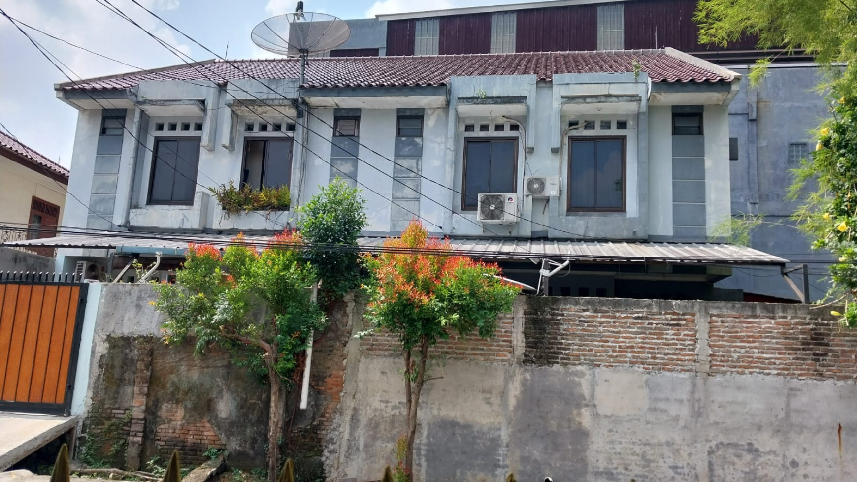 4 rumah di atas 1 lahan, cocok untuk keluarga besar atau guest house