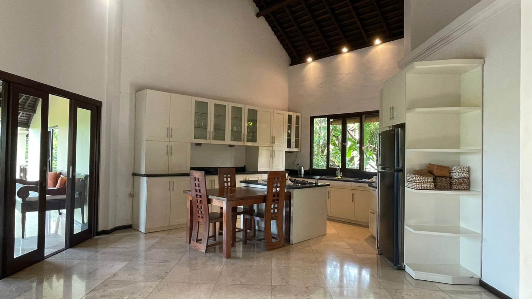 Great Villa Rental 5 Bedrooms in Tumbak Bayuh