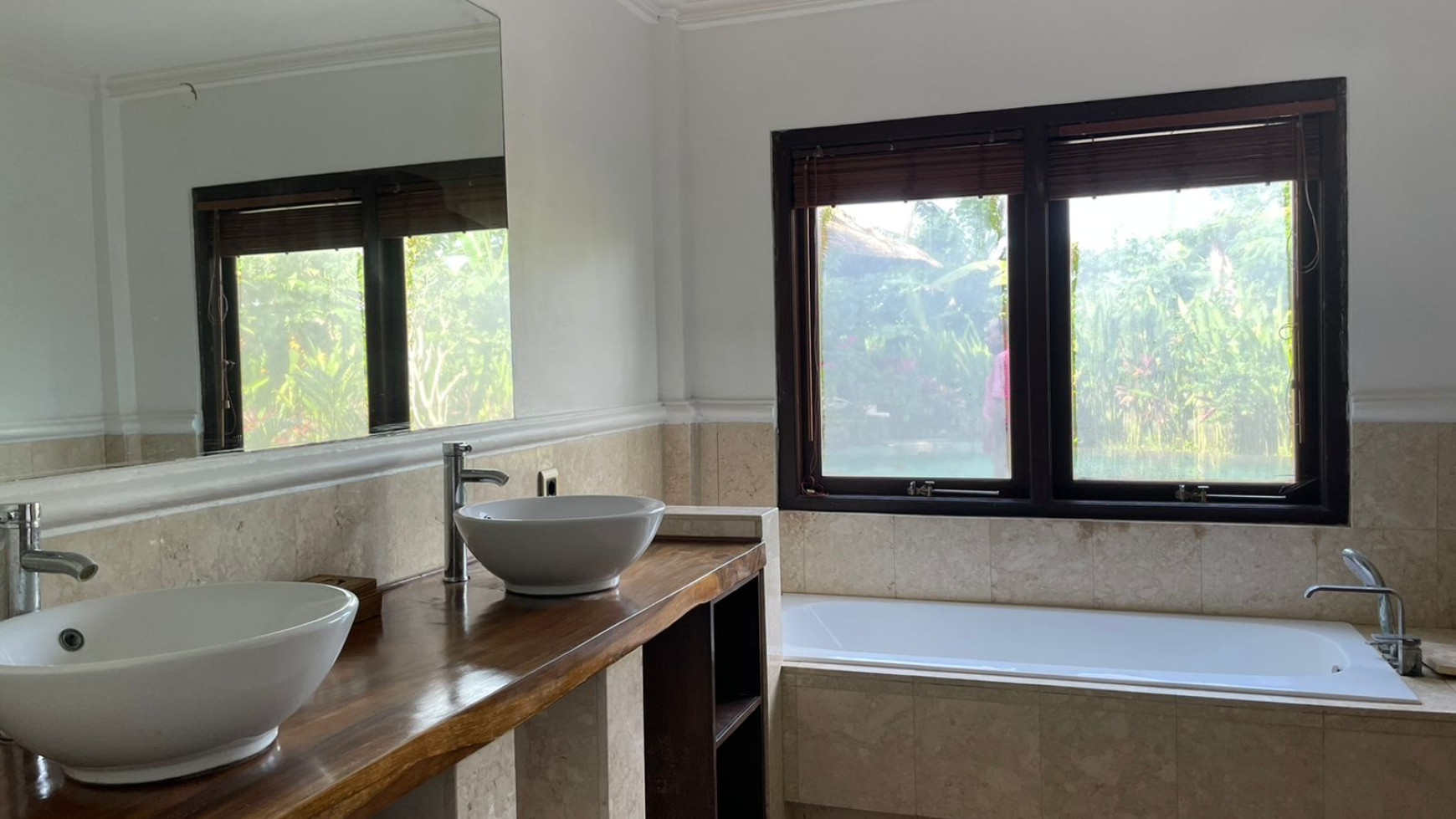 Great Villa Rental 5 Bedrooms in Tumbak Bayuh