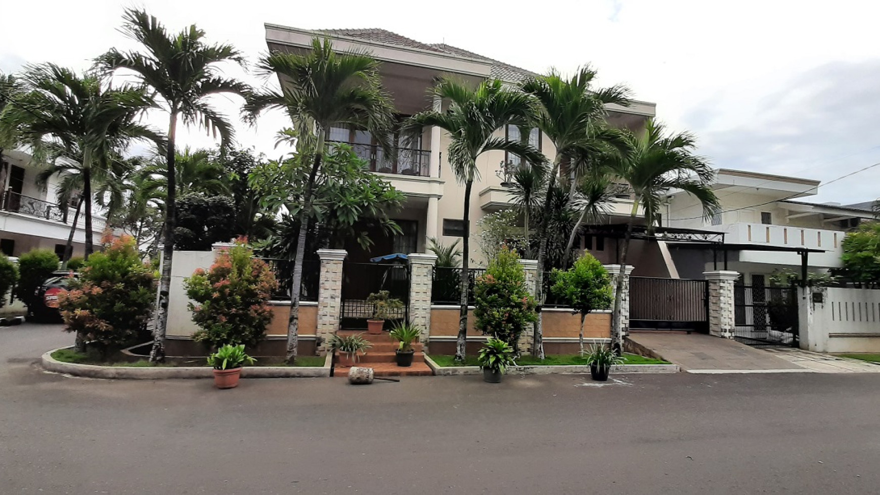 Rumah Hoek di Pulo Mas Barat Jakarta Timur