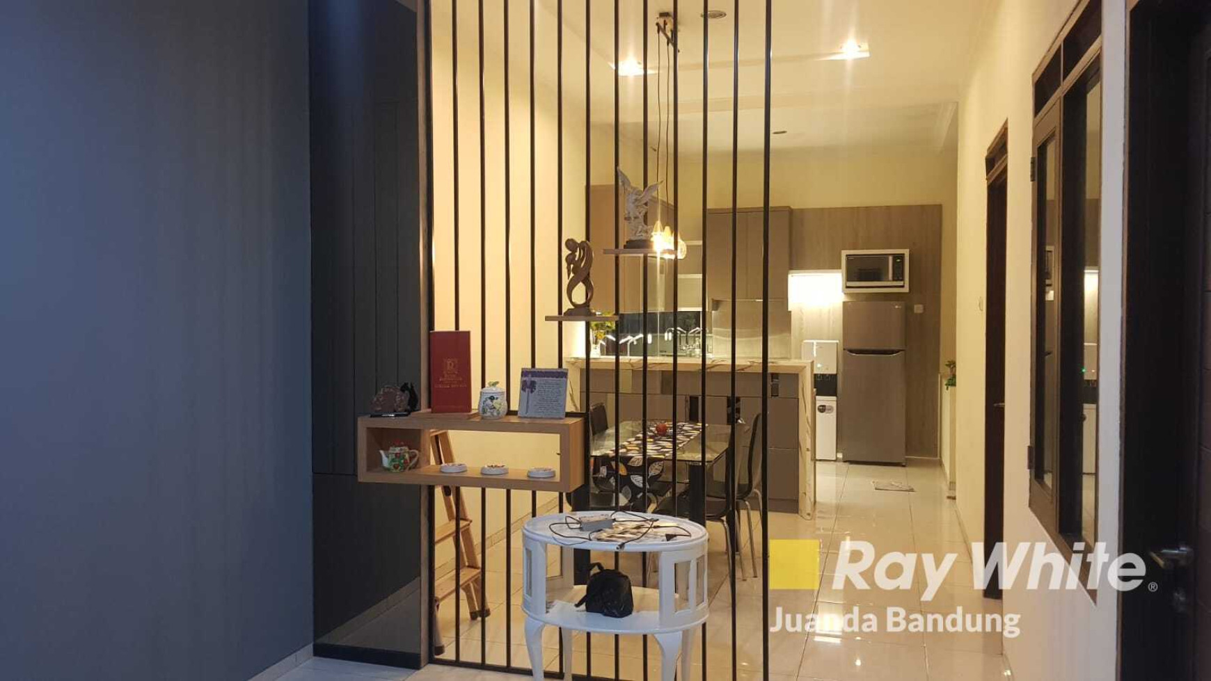 Rumah Nyaman Semi Furnished Taman Holis Indah 2 dekat Sekolah BPK Penabur Holis