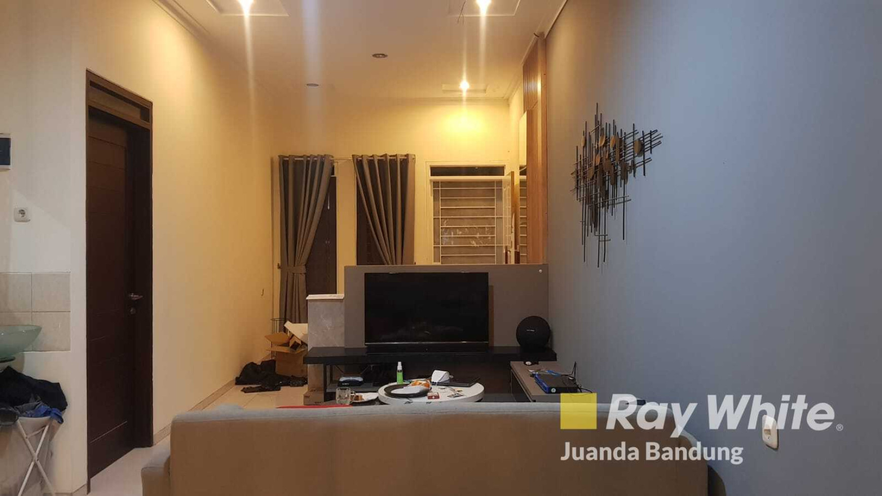 Rumah Nyaman Semi Furnished Taman Holis Indah 2 dekat Sekolah BPK Penabur Holis