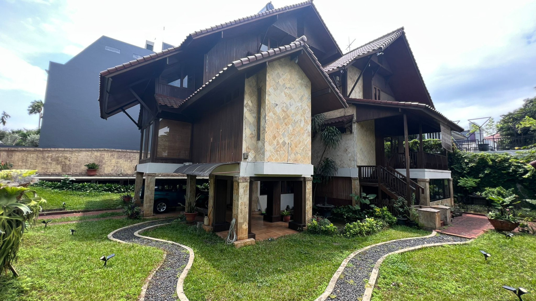 Beautiful Cottage/Villa/Resort Style Home  in the Heart of Pondok Indah - Hook Property