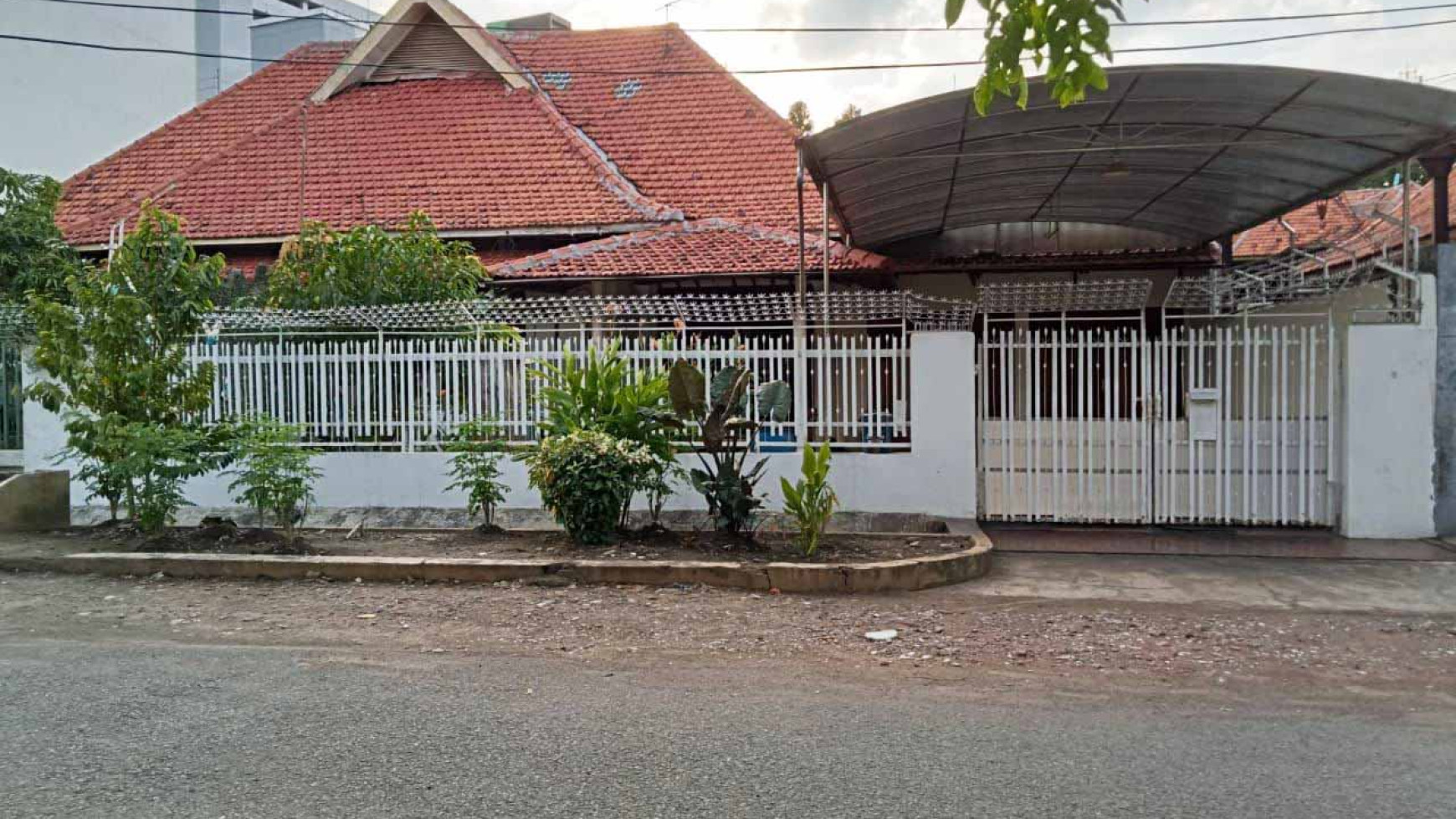 Rumah di Jl. Legundi, Surabaya Pusat, Lokasi Strategis, Terawat, Bisa untuk rumah tinggal/Kantor