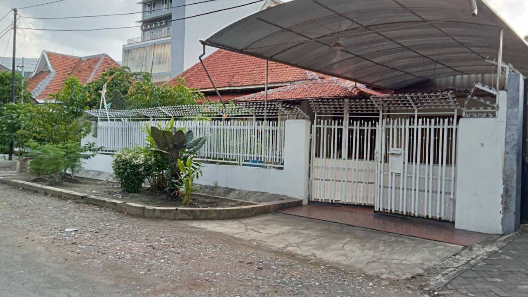 Rumah di Jl. Legundi, Surabaya Pusat, Lokasi Strategis, Terawat, Bisa untuk rumah tinggal/Kantor