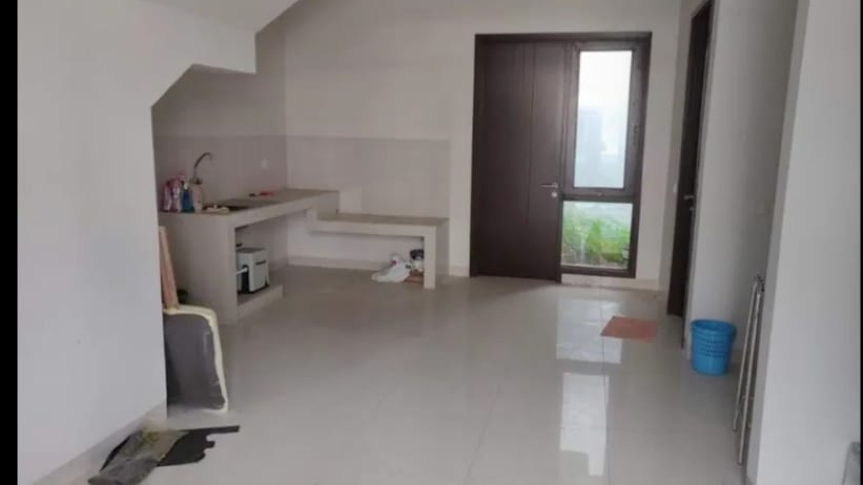 Rumah 3 lantai Regent Town 