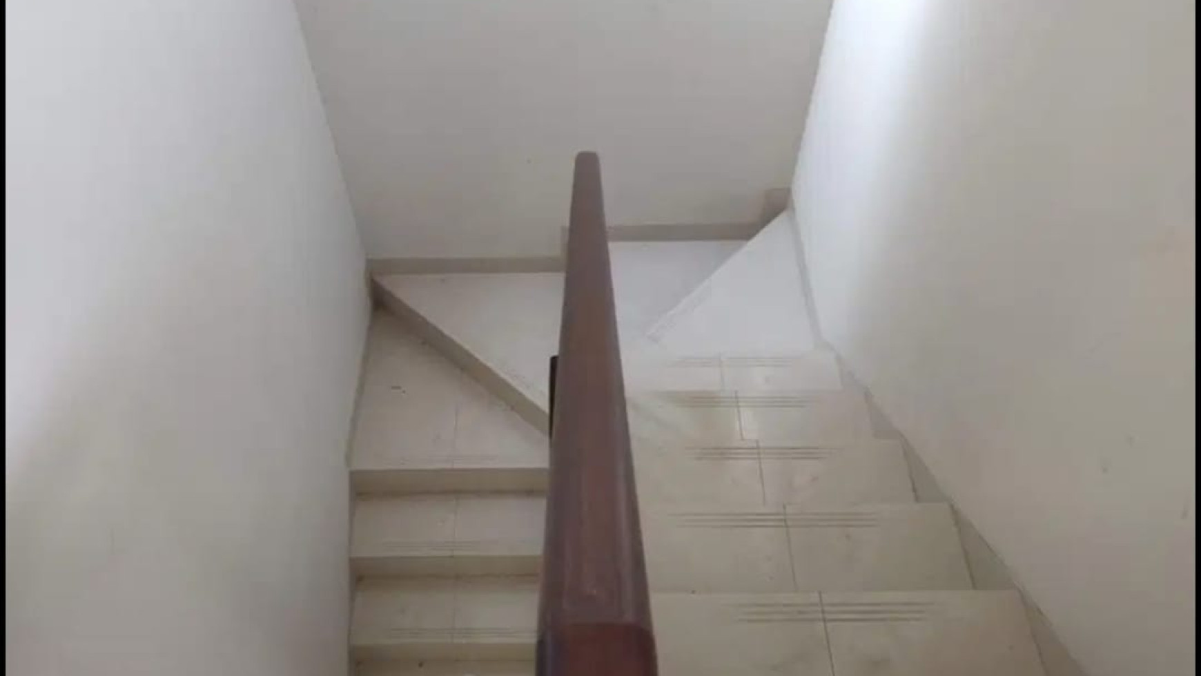 Rumah 3 lantai Regent Town 