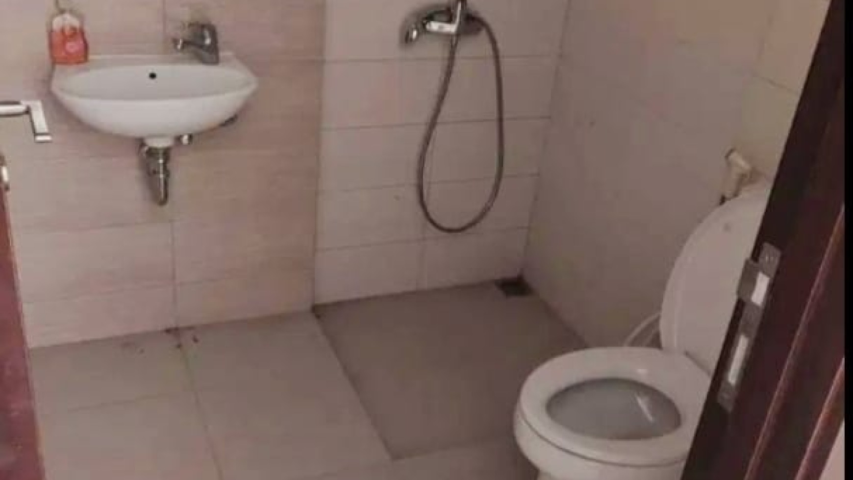 Rumah 3 lantai Regent Town 