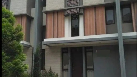 Rumah 3 lantai Regent Town 