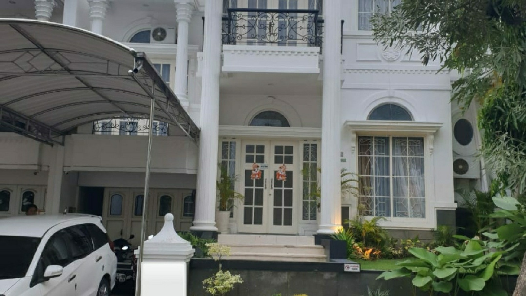 Dijual Rumah Raffles Garden Citraland Surabaya + SEMI Furnished + PRIVATE Balkony - American Classic - TerLUAS - TerMURAH